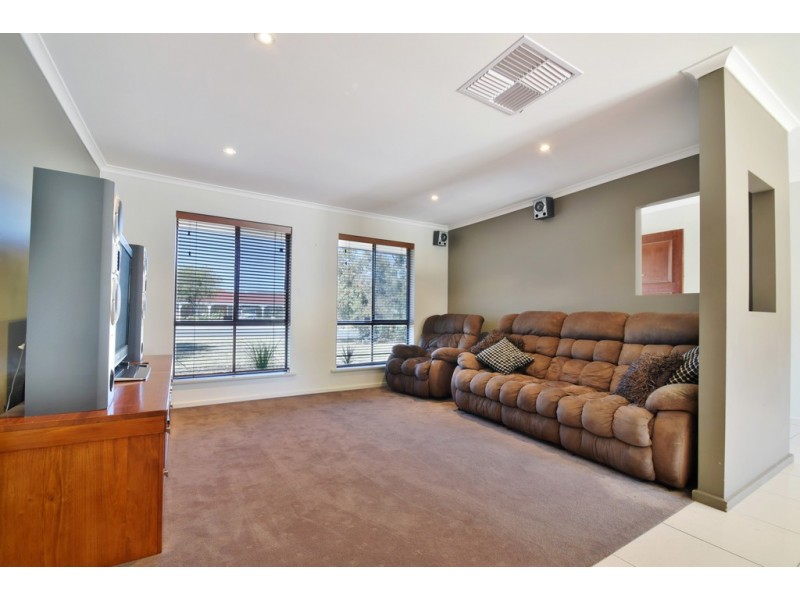 20 Warburton Drive, Woodcroft SA 5162