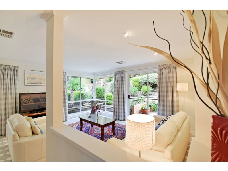 17 Crossdale Drive, Aberfoyle Park SA 5159