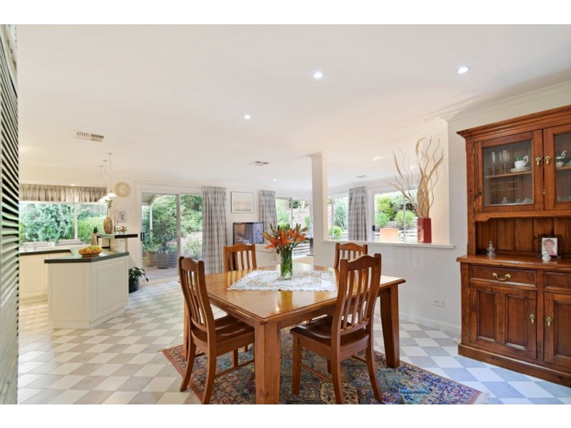 17 Crossdale Drive, Aberfoyle Park SA 5159