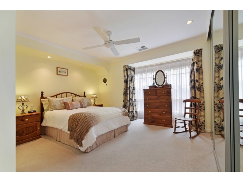 17 Crossdale Drive, Aberfoyle Park SA 5159