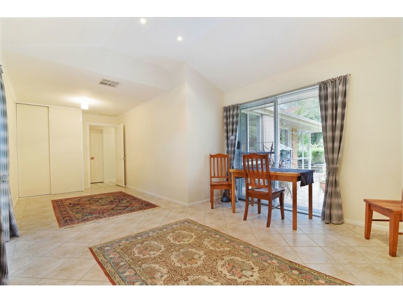 17 Crossdale Drive, Aberfoyle Park SA 5159