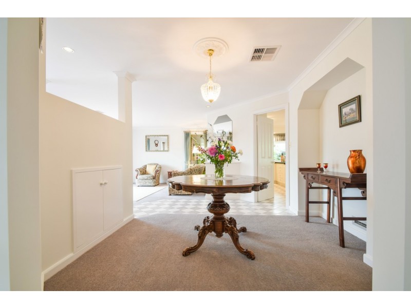 17 Crossdale Drive, Aberfoyle Park SA 5159