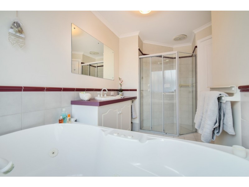 17 Crossdale Drive, Aberfoyle Park SA 5159