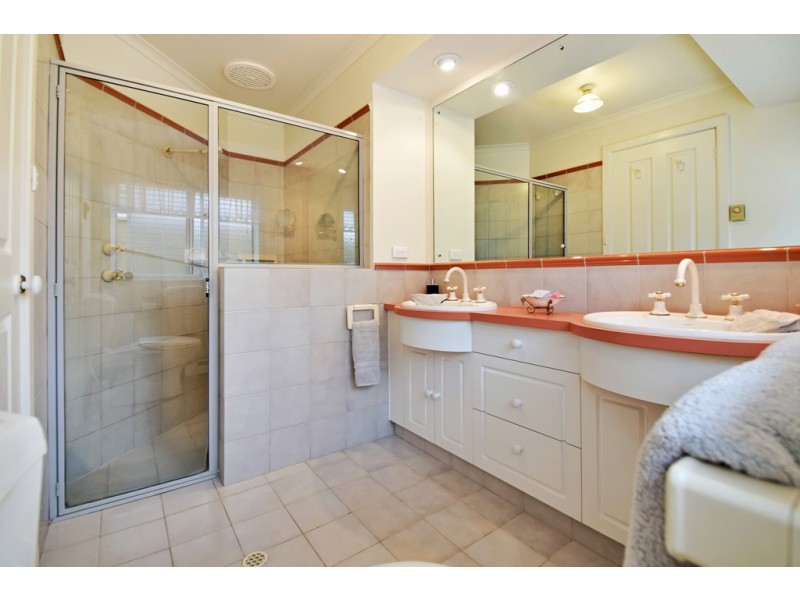 17 Crossdale Drive, Aberfoyle Park SA 5159