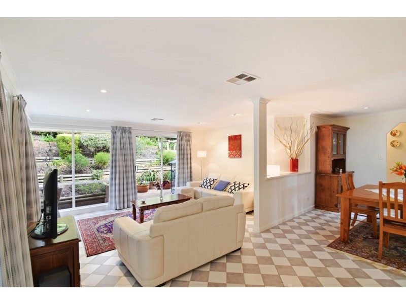 17 Crossdale Drive, Aberfoyle Park SA 5159