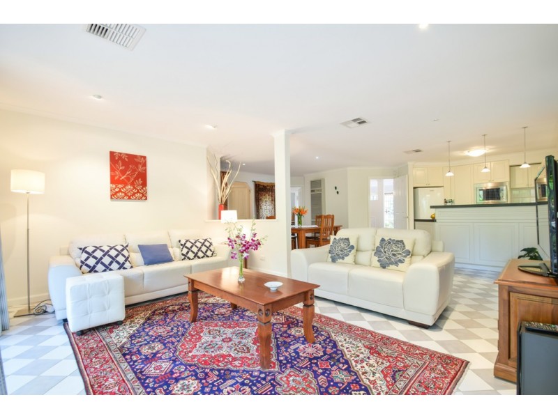 17 Crossdale Drive, Aberfoyle Park SA 5159