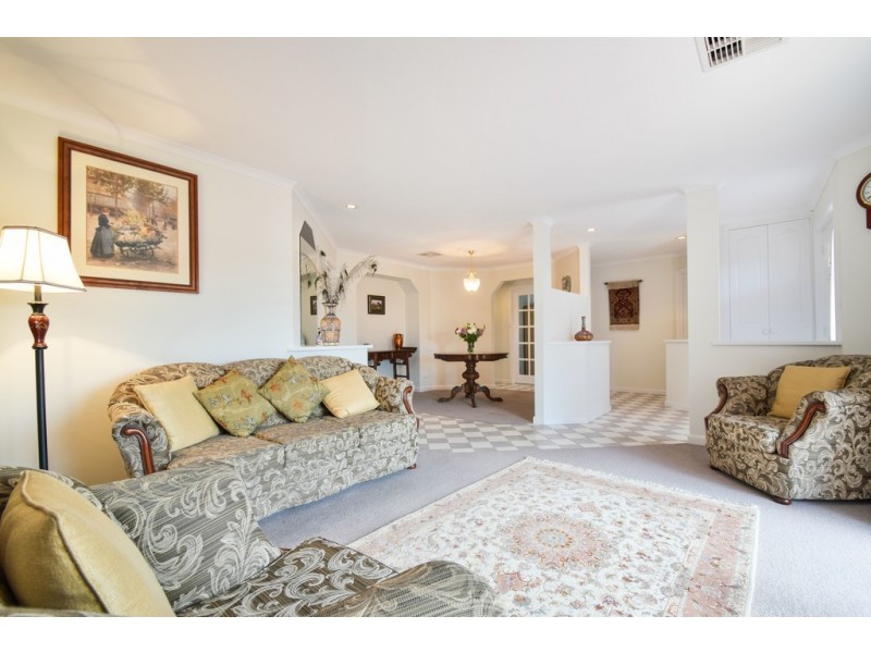 17 Crossdale Drive, Aberfoyle Park SA 5159