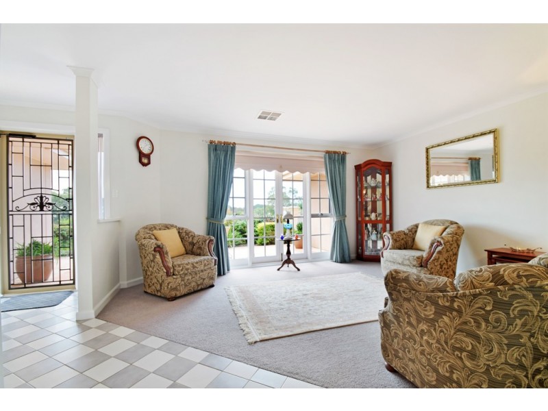 17 Crossdale Drive, Aberfoyle Park SA 5159