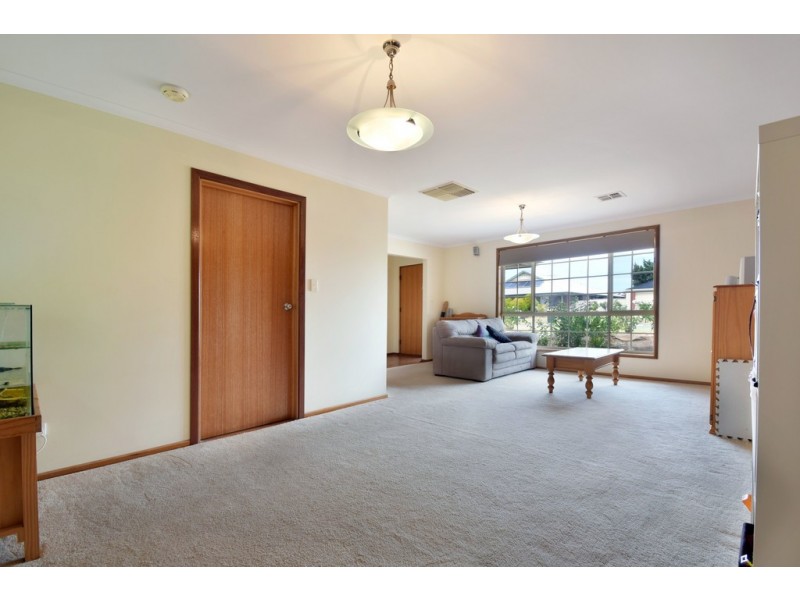 10 Meadfoot Close, Moana SA 5169