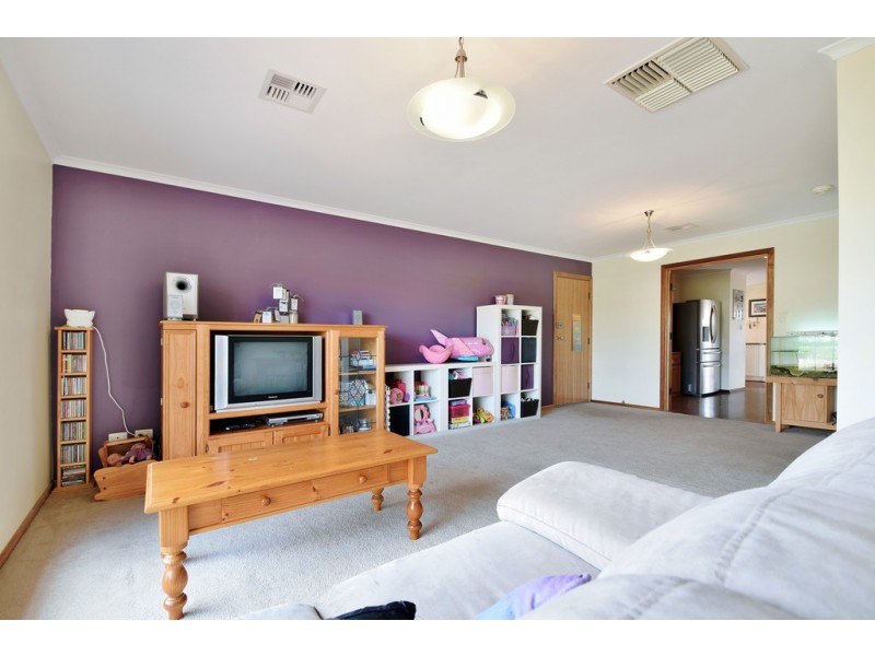 10 Meadfoot Close, Moana SA 5169