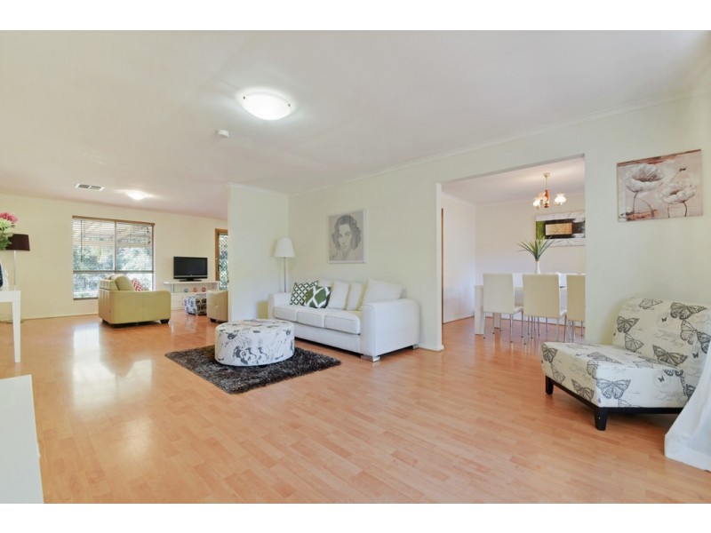 33 Jerilderie Drive, Happy Valley SA 5159