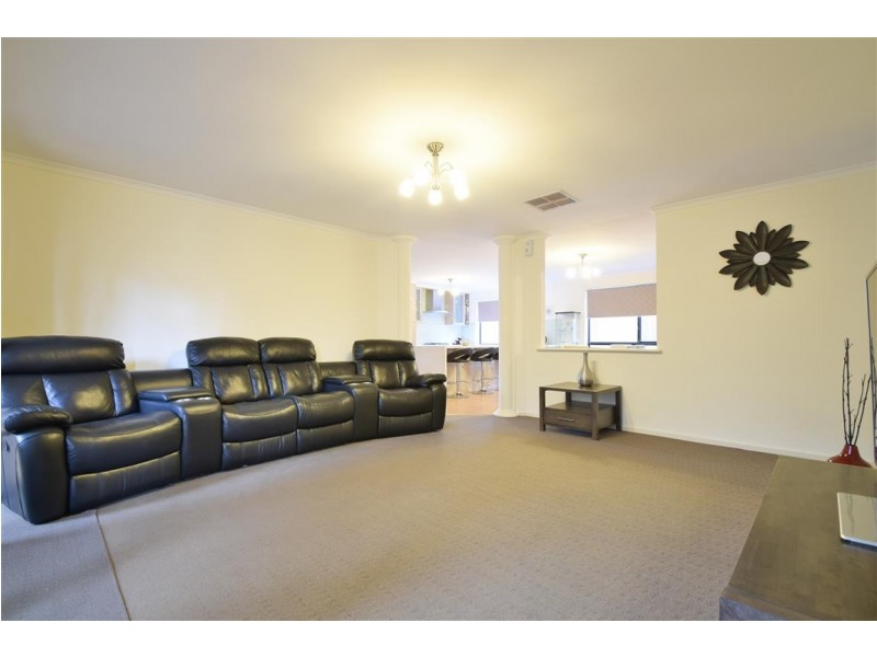 10 Rothschild Street, Woodcroft SA 5162