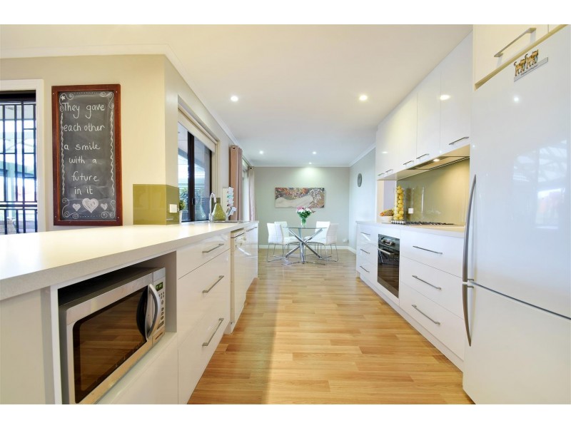 15 Coorabie Crescent, Hallett Cove SA 5158