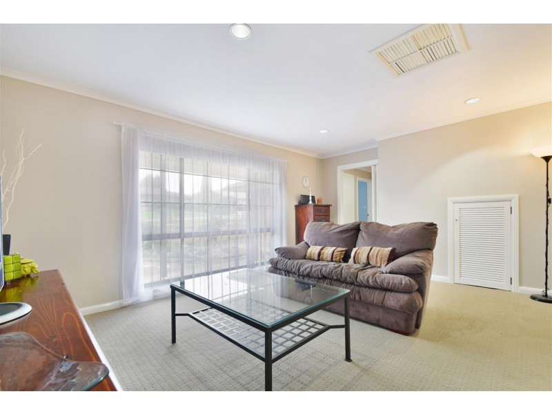 15 Coorabie Crescent, Hallett Cove SA 5158