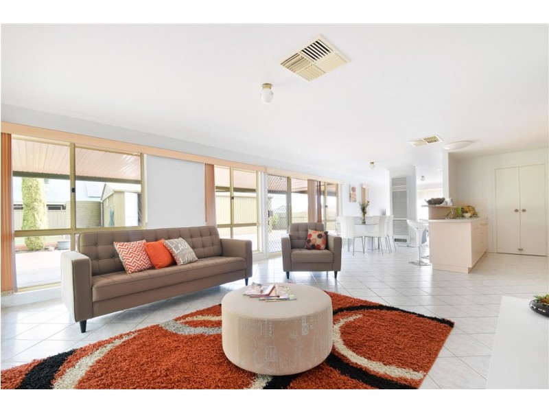 42 Champagne Crescent, Woodcroft SA 5162