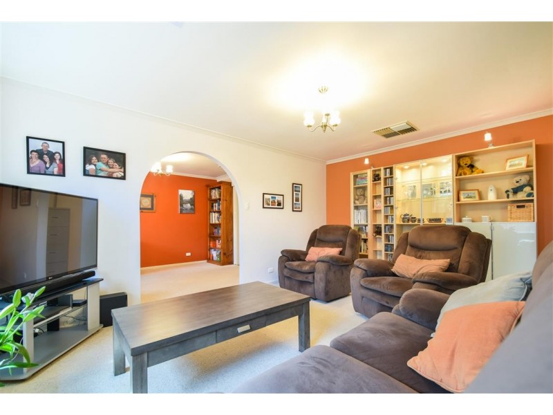 18 Tania Drive, Aberfoyle Park SA 5159