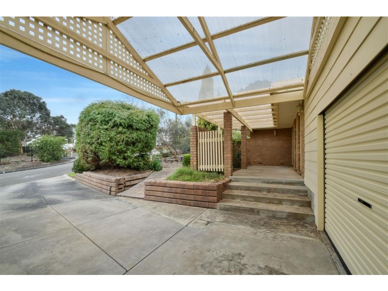 18 Tania Drive, Aberfoyle Park SA 5159