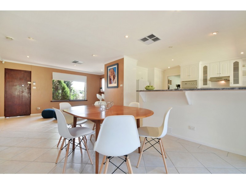 1 Leonard Crescent, Morphett Vale SA 5162