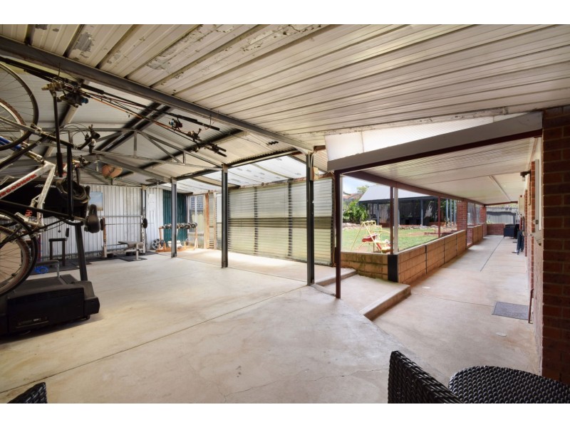 1 Leonard Crescent, Morphett Vale SA 5162