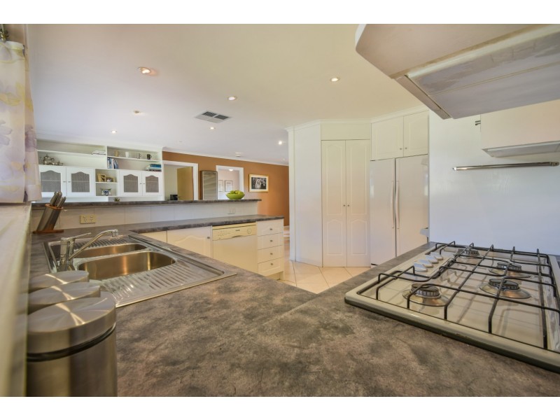 1 Leonard Crescent, Morphett Vale SA 5162