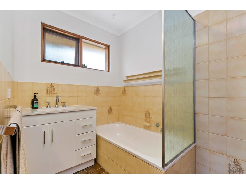 1 Ona Court, Aberfoyle Park SA 5159