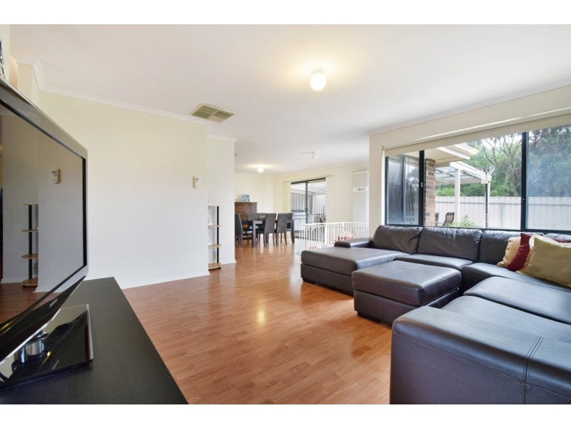 28 Shillabeer Crescent, Woodcroft SA 5162