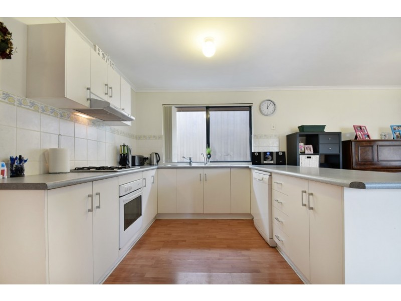 28 Shillabeer Crescent, Woodcroft SA 5162