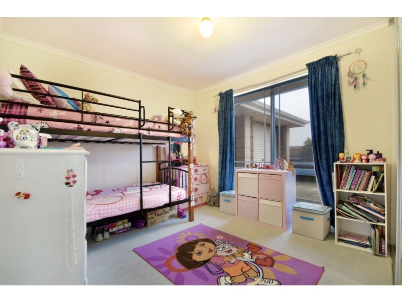 28 Shillabeer Crescent, Woodcroft SA 5162
