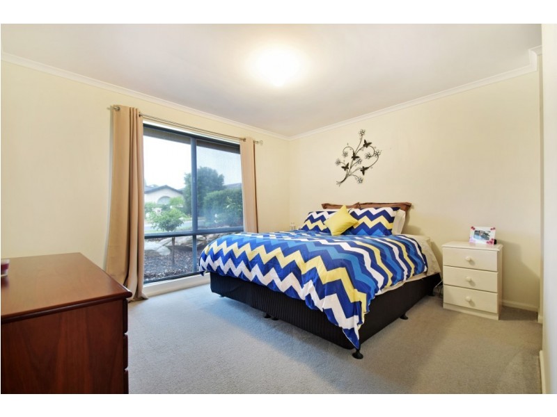 28 Shillabeer Crescent, Woodcroft SA 5162