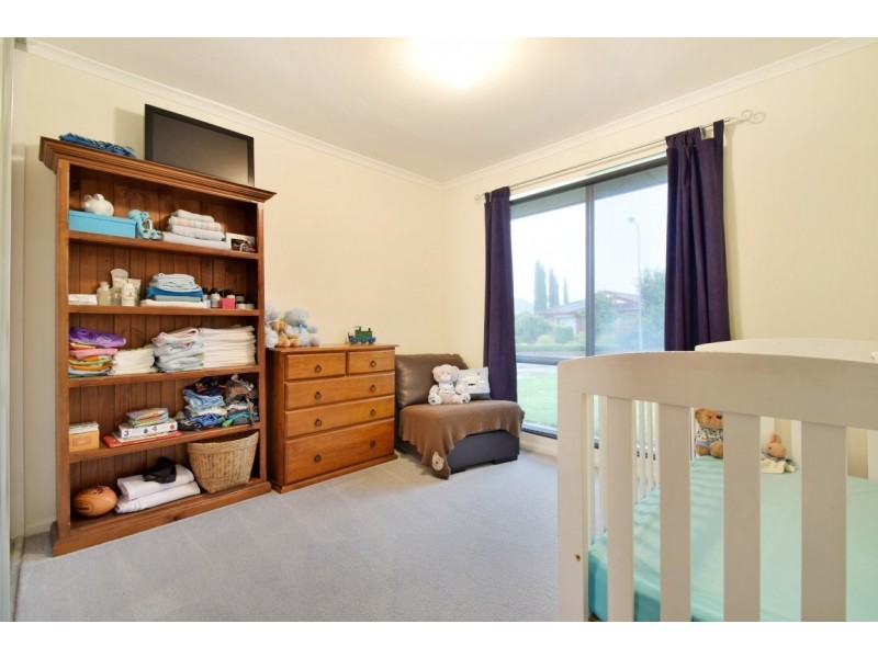 28 Shillabeer Crescent, Woodcroft SA 5162