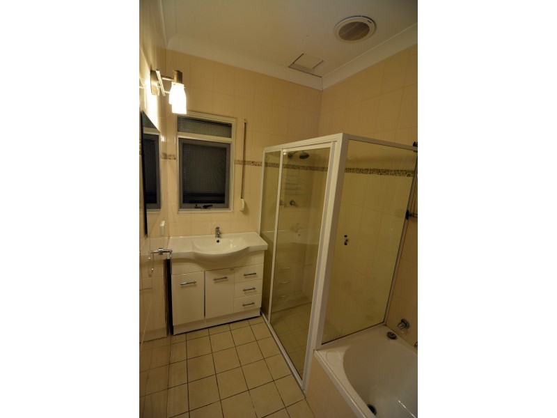 32 Roberts road, Hackham SA 5163