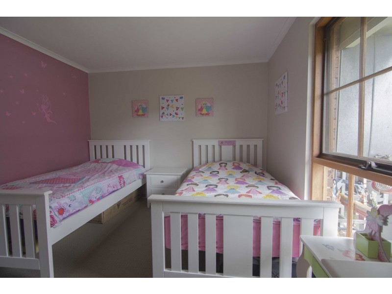 1 Lexcen Grove, Happy Valley SA 5159