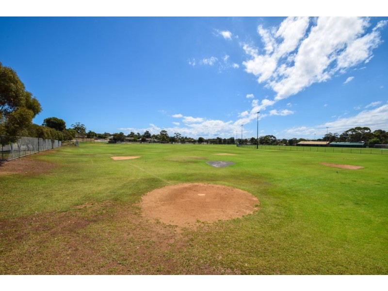 27 Peregrine Crescent, Christie Downs SA 5164