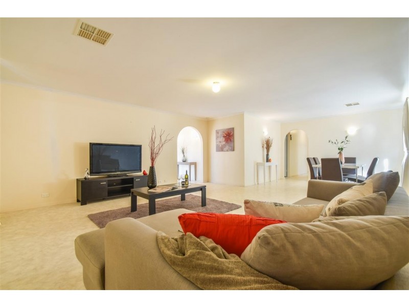 13 Coonawarra Close, Woodcroft SA 5162