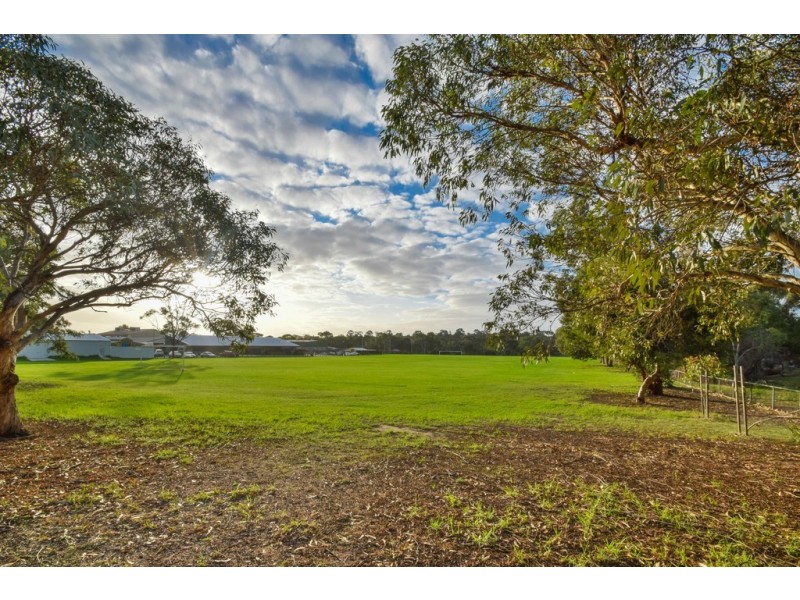 1 Windermere Court, Woodcroft SA 5162