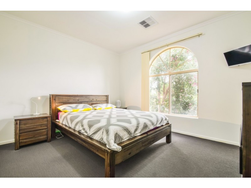 26 Mundulla Avenue, Woodcroft SA 5162