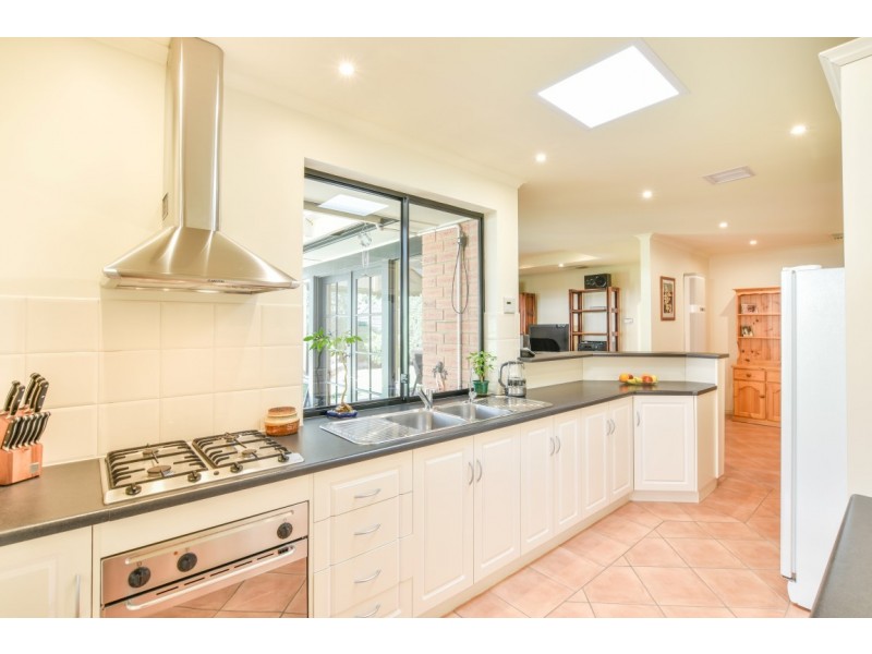 4 Dorrien Avenue, Woodcroft SA 5162