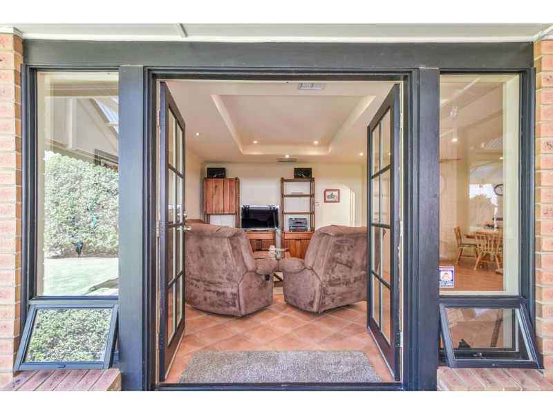 4 Dorrien Avenue, Woodcroft SA 5162