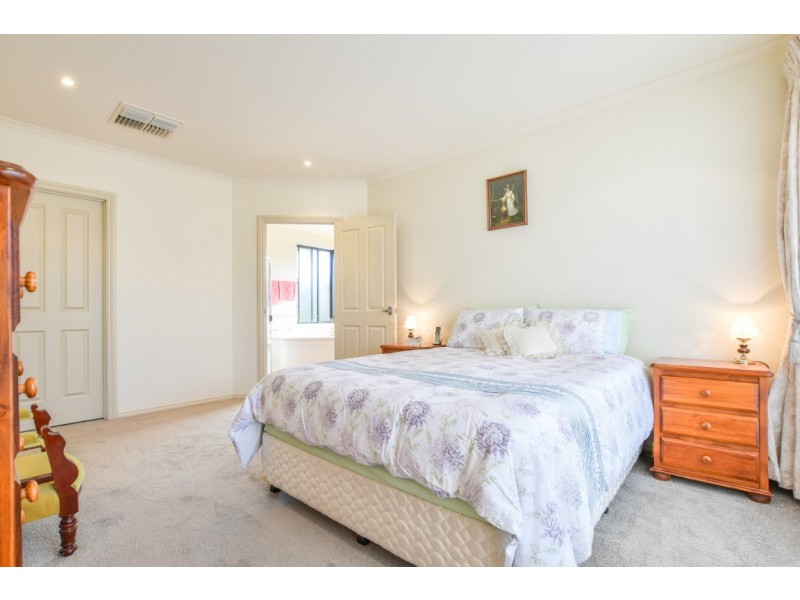 4 Dorrien Avenue, Woodcroft SA 5162