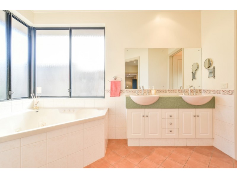 4 Dorrien Avenue, Woodcroft SA 5162