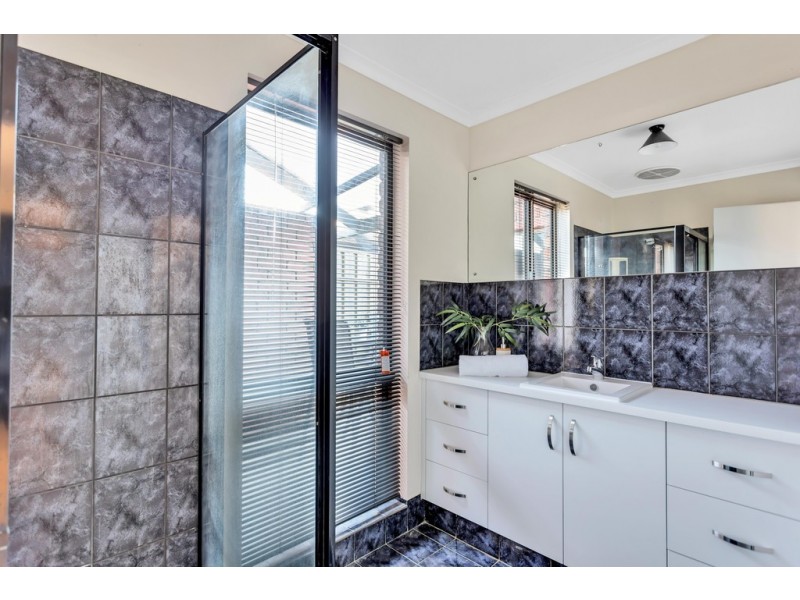 11 Coonawarra Close, Woodcroft SA 5162
