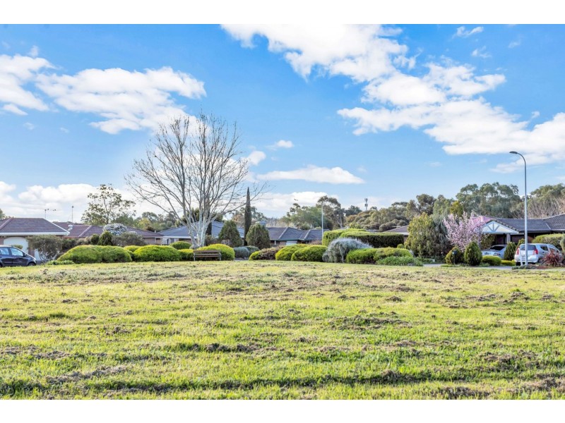 11 Coonawarra Close, Woodcroft SA 5162