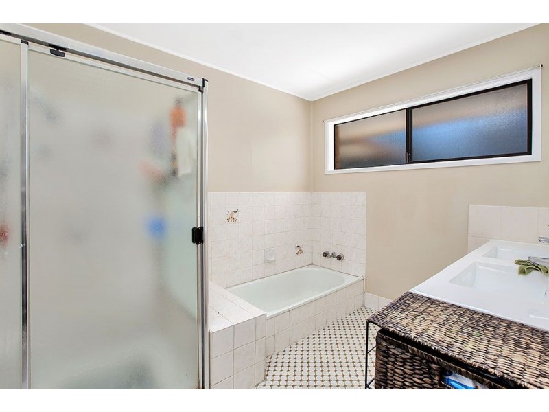 11 BENAUD STREET, Macgregor QLD 4109