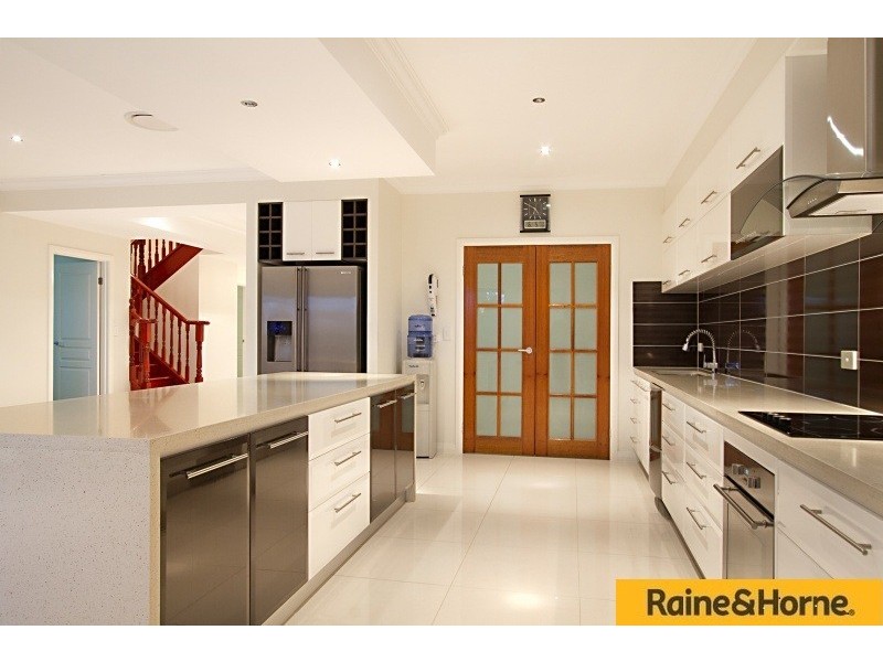 6 The Avenue, Windaroo QLD 4207