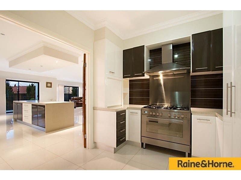 6 The Avenue, Windaroo QLD 4207