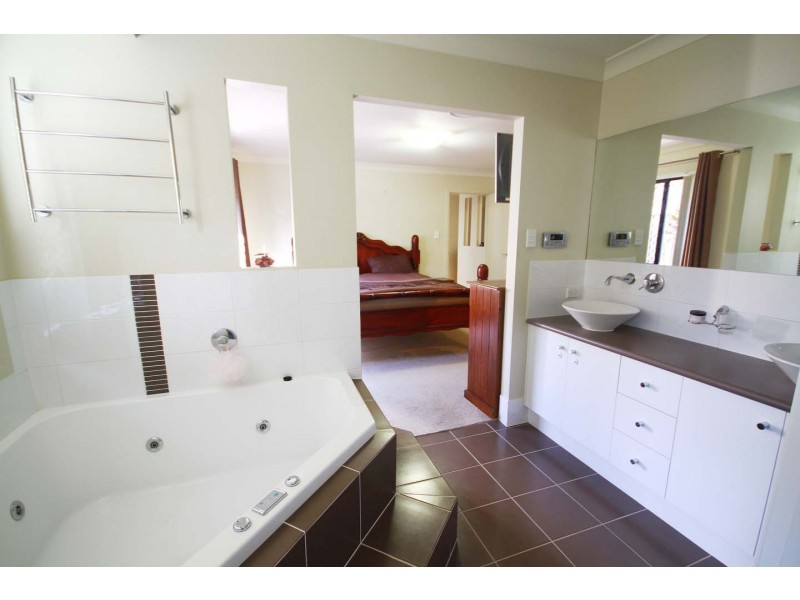 11 Poynter Street, Redland Bay QLD 4165