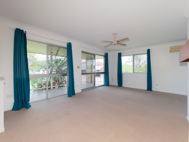 8 Acron Street, Macgregor QLD 4109