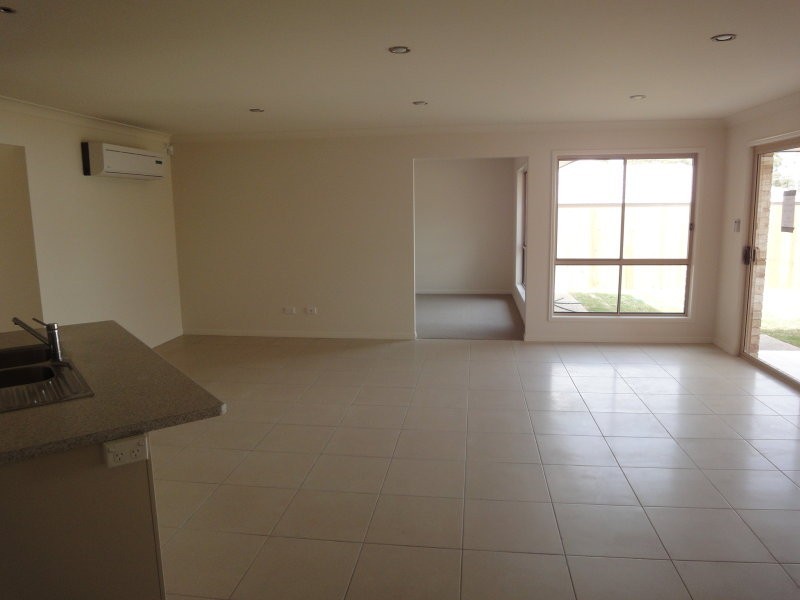 6 Dily Street, Hillcrest QLD 4118