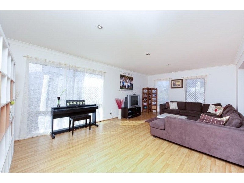 8 Waterview Ct, Springfield Lakes QLD 4300