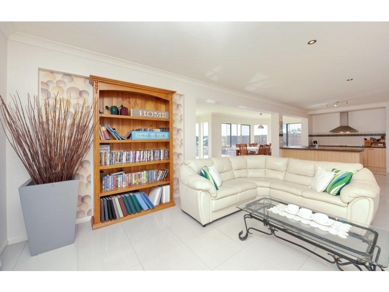 8 Waterview Ct, Springfield Lakes QLD 4300